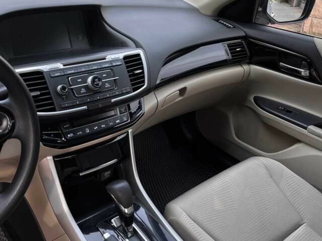 Білий Хонда Аккорд, об'ємом двигуна 2.4 л та пробігом 196 тис. км за 11500 $, фото 12 на Automoto.ua