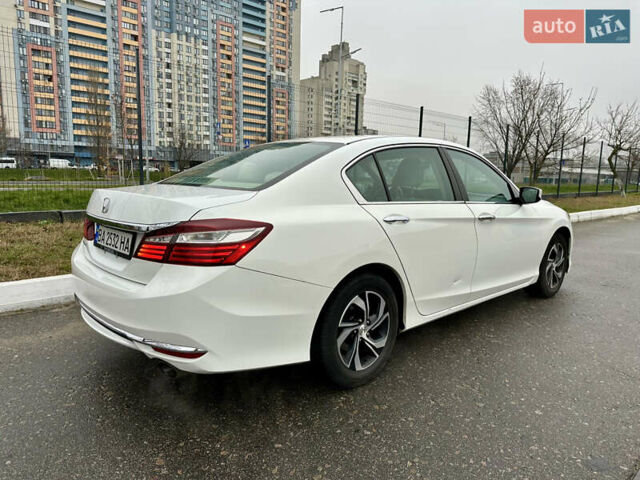 Белый Хонда Аккорд, объемом двигателя 2.35 л и пробегом 187 тыс. км за 12990 $, фото 1 на Automoto.ua