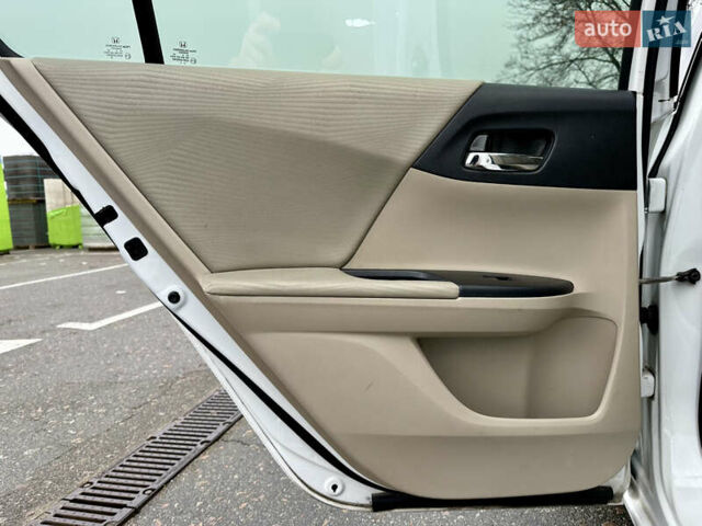 Белый Хонда Аккорд, объемом двигателя 2.35 л и пробегом 187 тыс. км за 12990 $, фото 20 на Automoto.ua