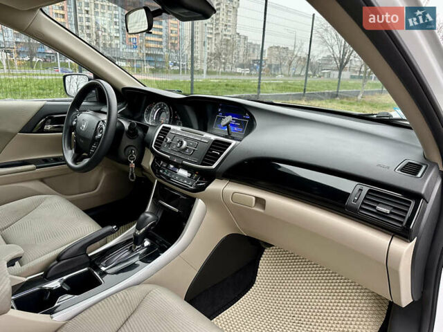 Белый Хонда Аккорд, объемом двигателя 2.35 л и пробегом 187 тыс. км за 12990 $, фото 21 на Automoto.ua