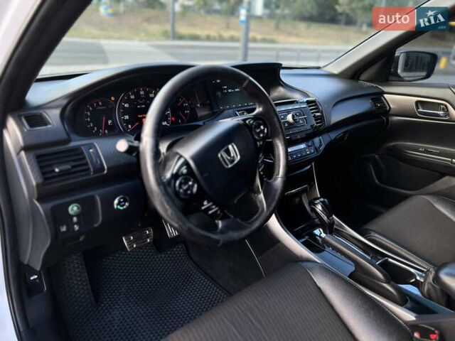 Белый Хонда Аккорд, объемом двигателя 2.4 л и пробегом 150 тыс. км за 12700 $, фото 27 на Automoto.ua