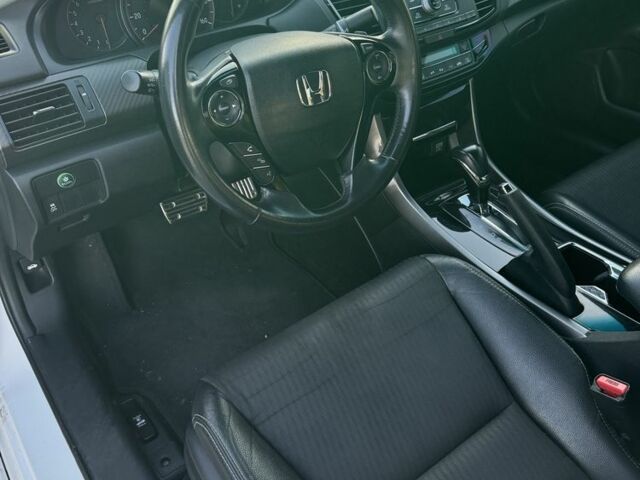 Білий Хонда Аккорд, об'ємом двигуна 2.4 л та пробігом 255 тис. км за 12900 $, фото 5 на Automoto.ua