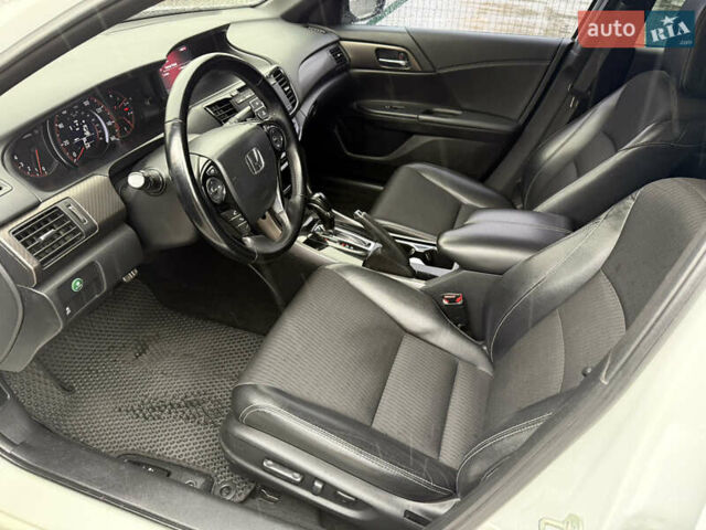 Белый Хонда Аккорд, объемом двигателя 2.36 л и пробегом 160 тыс. км за 13500 $, фото 22 на Automoto.ua