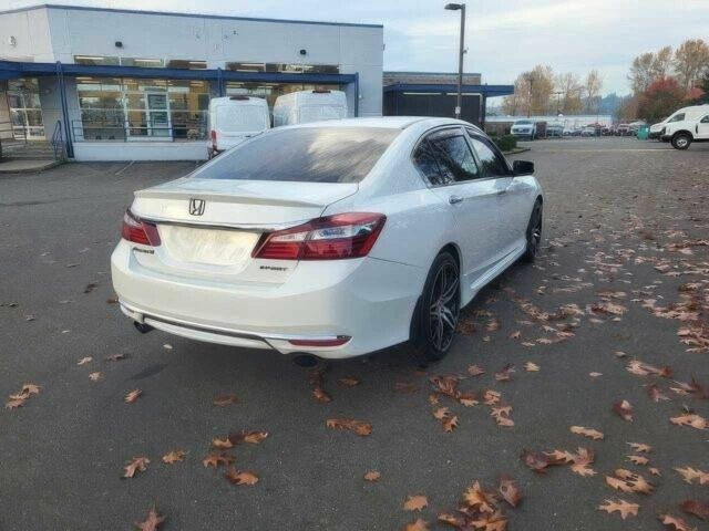 Белый Хонда Аккорд, объемом двигателя 2.4 л и пробегом 51 тыс. км за 11000 $, фото 4 на Automoto.ua