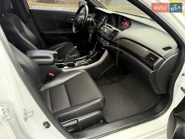 Белый Хонда Аккорд, объемом двигателя 2.36 л и пробегом 160 тыс. км за 13600 $, фото 19 на Automoto.ua