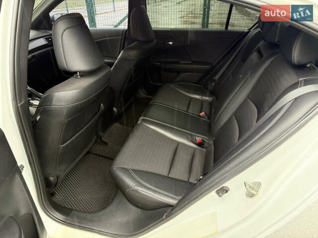 Белый Хонда Аккорд, объемом двигателя 2.36 л и пробегом 160 тыс. км за 13600 $, фото 20 на Automoto.ua