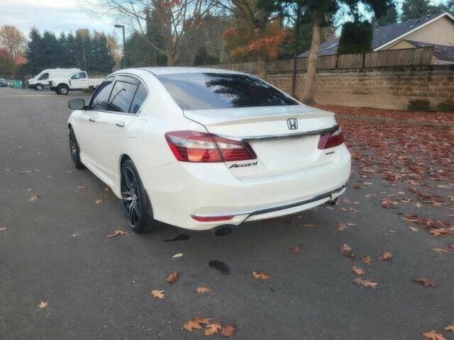 Белый Хонда Аккорд, объемом двигателя 2.4 л и пробегом 51 тыс. км за 11000 $, фото 3 на Automoto.ua