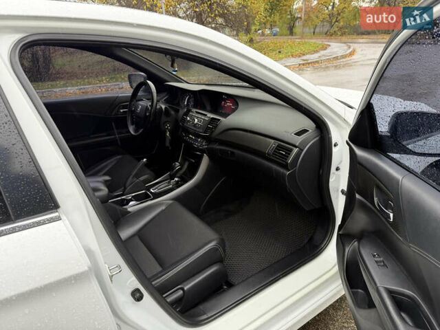 Белый Хонда Аккорд, объемом двигателя 2.36 л и пробегом 160 тыс. км за 13500 $, фото 16 на Automoto.ua
