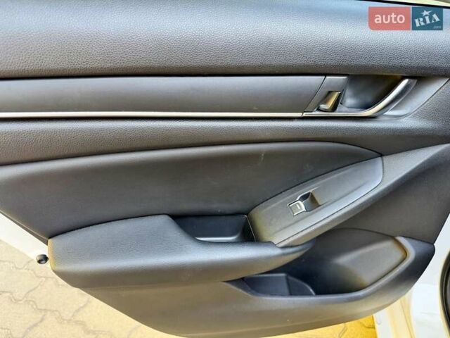 Белый Хонда Аккорд, объемом двигателя 1.5 л и пробегом 90 тыс. км за 16900 $, фото 16 на Automoto.ua