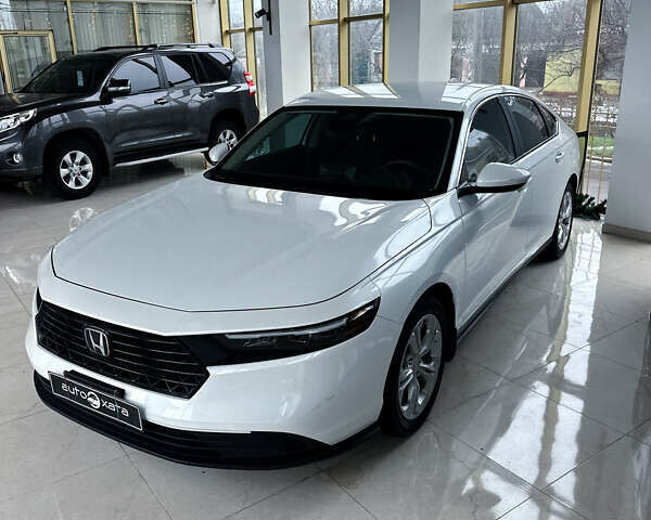 Белый Хонда Аккорд, объемом двигателя 1.5 л и пробегом 80 тыс. км за 25000 $, фото 2 на Automoto.ua