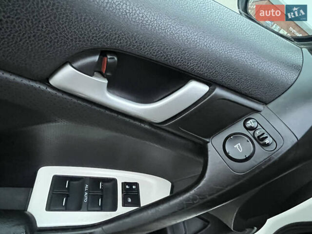 Белый Хонда Аккорд, объемом двигателя 2.35 л и пробегом 260 тыс. км за 12500 $, фото 11 на Automoto.ua