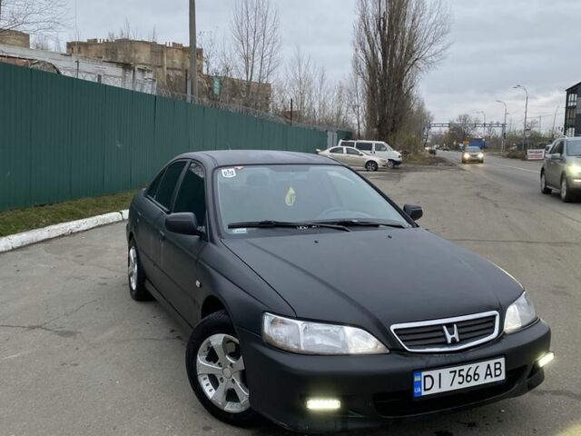 Черный Хонда Аккорд, объемом двигателя 1.9 л и пробегом 300 тыс. км за 2900 $, фото 1 на Automoto.ua