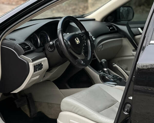 Черный Хонда Аккорд, объемом двигателя 2.35 л и пробегом 235 тыс. км за 8300 $, фото 9 на Automoto.ua