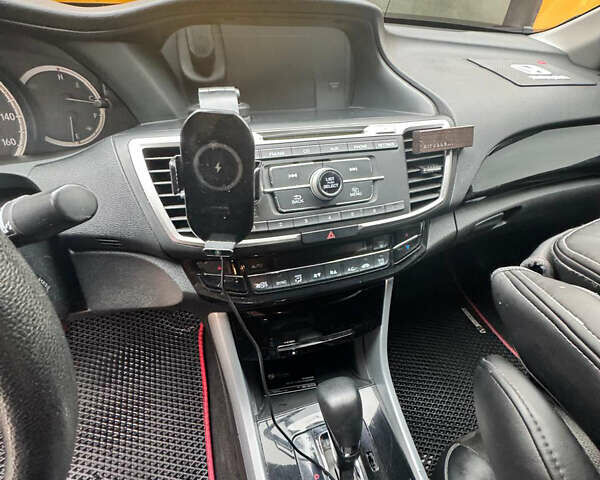 Черный Хонда Аккорд, объемом двигателя 2.4 л и пробегом 190 тыс. км за 15000 $, фото 11 на Automoto.ua