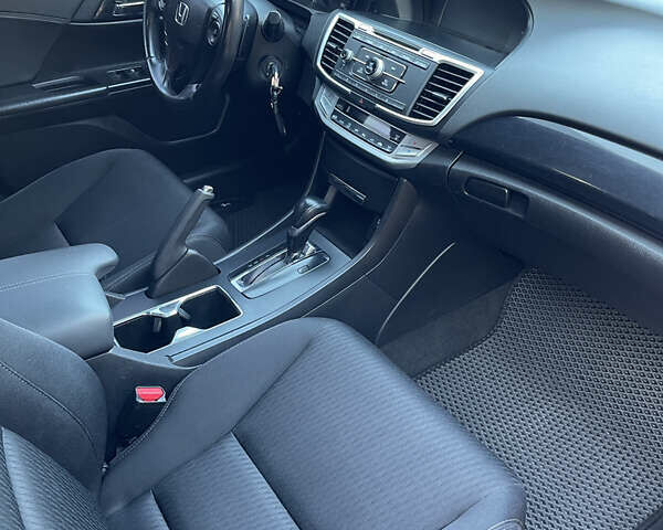 Красный Хонда Аккорд, объемом двигателя 2.4 л и пробегом 205 тыс. км за 12200 $, фото 23 на Automoto.ua