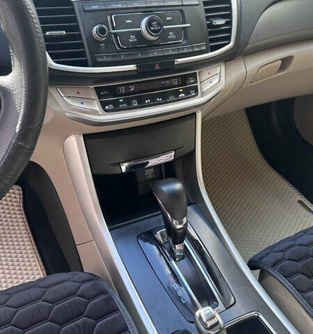 Красный Хонда Аккорд, объемом двигателя 2.36 л и пробегом 148 тыс. км за 11200 $, фото 8 на Automoto.ua