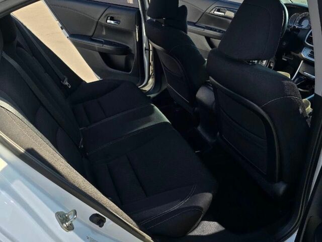 Красный Хонда Аккорд, объемом двигателя 2.2 л и пробегом 203 тыс. км за 10800 $, фото 5 на Automoto.ua