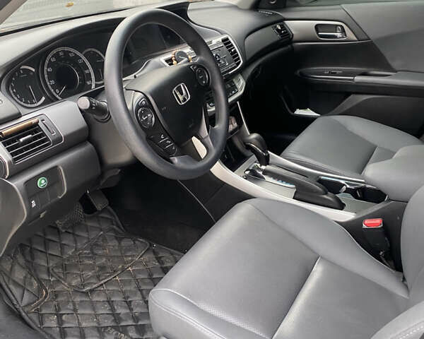 Серый Хонда Аккорд, объемом двигателя 2.35 л и пробегом 140 тыс. км за 11000 $, фото 9 на Automoto.ua