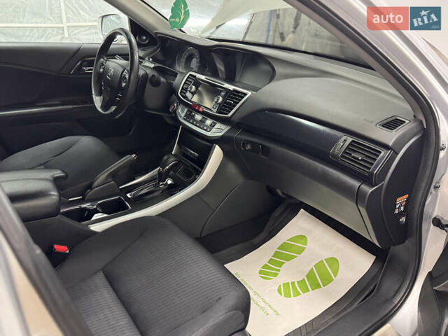 Серый Хонда Аккорд, объемом двигателя 2.36 л и пробегом 180 тыс. км за 9999 $, фото 7 на Automoto.ua