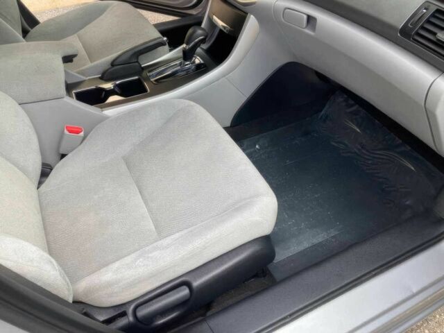 Серый Хонда Аккорд, объемом двигателя 2.4 л и пробегом 81 тыс. км за 3200 $, фото 9 на Automoto.ua