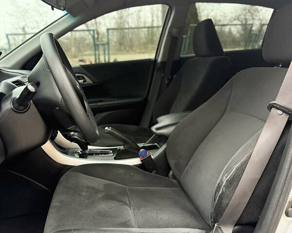 Серый Хонда Аккорд, объемом двигателя 2.4 л и пробегом 224 тыс. км за 9900 $, фото 11 на Automoto.ua