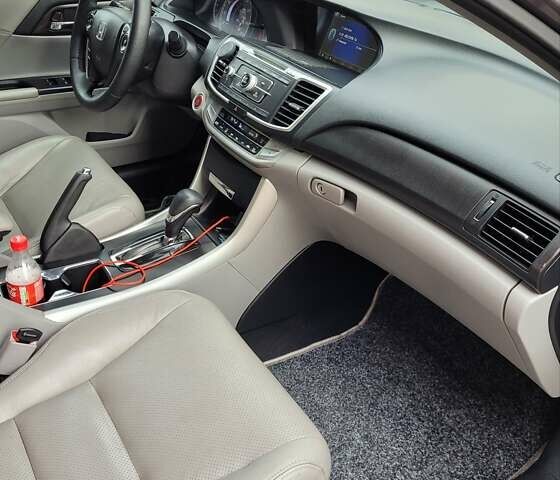 Серый Хонда Аккорд, объемом двигателя 2.4 л и пробегом 180 тыс. км за 13500 $, фото 16 на Automoto.ua