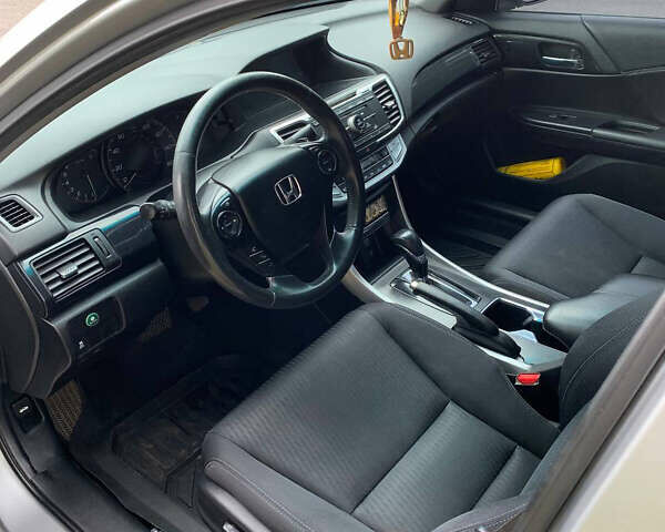 Серый Хонда Аккорд, объемом двигателя 2.36 л и пробегом 234 тыс. км за 13600 $, фото 10 на Automoto.ua