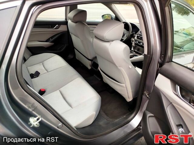 Серый Хонда Аккорд, объемом двигателя 1.5 л и пробегом 69 тыс. км за 13999 $, фото 3 на Automoto.ua