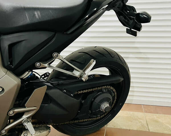 Черный Хонда CB 1000R, объемом двигателя 1 л и пробегом 25 тыс. км за 8000 $, фото 24 на Automoto.ua