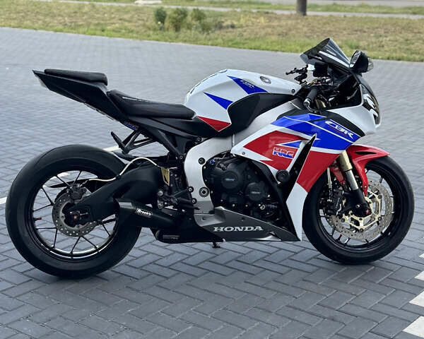 Белый Хонда CBR 1000RR, объемом двигателя 1 л и пробегом 24 тыс. км за 11999 $, фото 6 на Automoto.ua