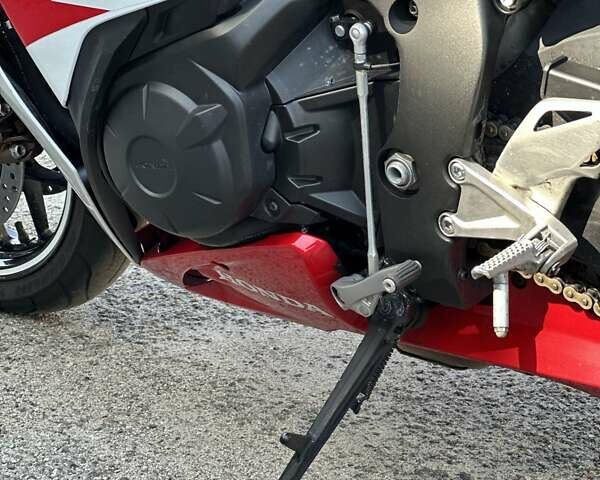 Белый Хонда CBR 1000RR, объемом двигателя 1 л и пробегом 36 тыс. км за 12500 $, фото 12 на Automoto.ua