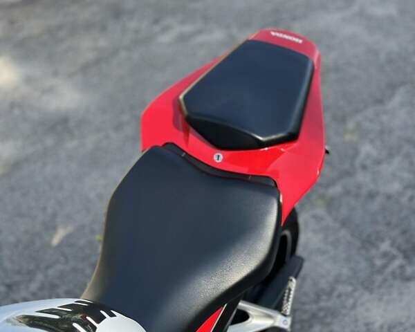 Белый Хонда CBR 1000RR, объемом двигателя 1 л и пробегом 36 тыс. км за 12500 $, фото 11 на Automoto.ua