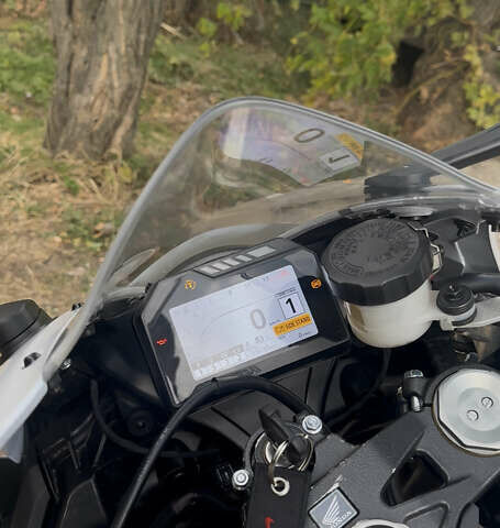 Білий Хонда CBR 1000RR, об'ємом двигуна 1 л та пробігом 13 тис. км за 16300 $, фото 2 на Automoto.ua