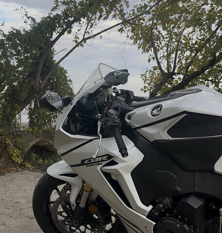 Білий Хонда CBR 1000RR, об'ємом двигуна 1 л та пробігом 13 тис. км за 16300 $, фото 4 на Automoto.ua