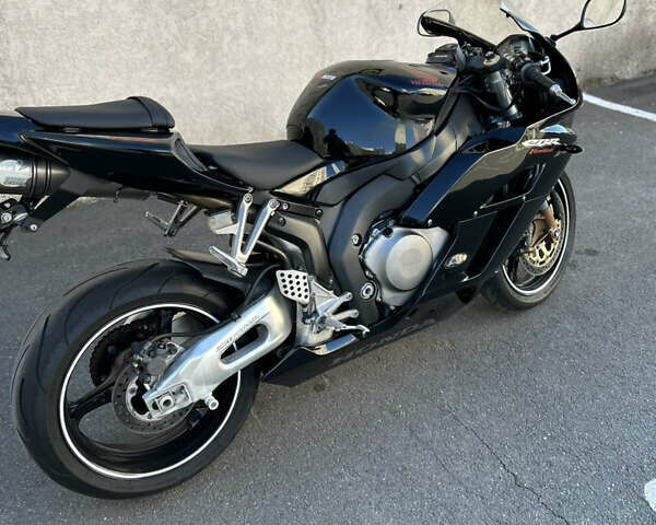 Черный Хонда CBR 1000RR, объемом двигателя 1 л и пробегом 32 тыс. км за 8100 $, фото 2 на Automoto.ua