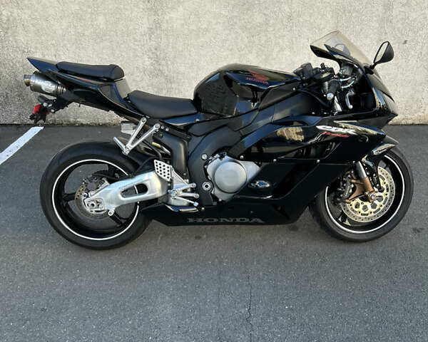 Черный Хонда CBR 1000RR, объемом двигателя 1 л и пробегом 32 тыс. км за 8100 $, фото 1 на Automoto.ua