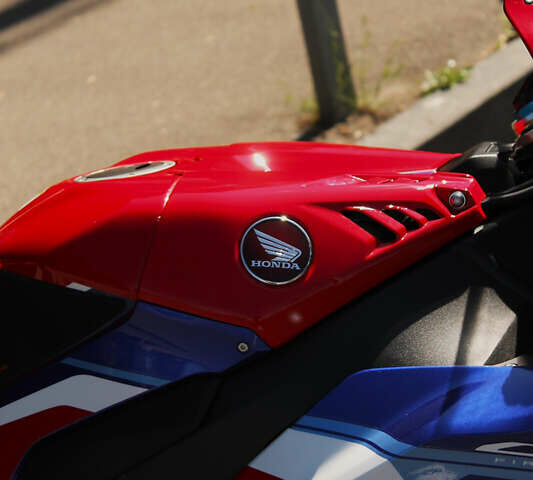 Красный Хонда CBR 1000RR, объемом двигателя 0 л и пробегом 2 тыс. км за 28300 $, фото 7 на Automoto.ua