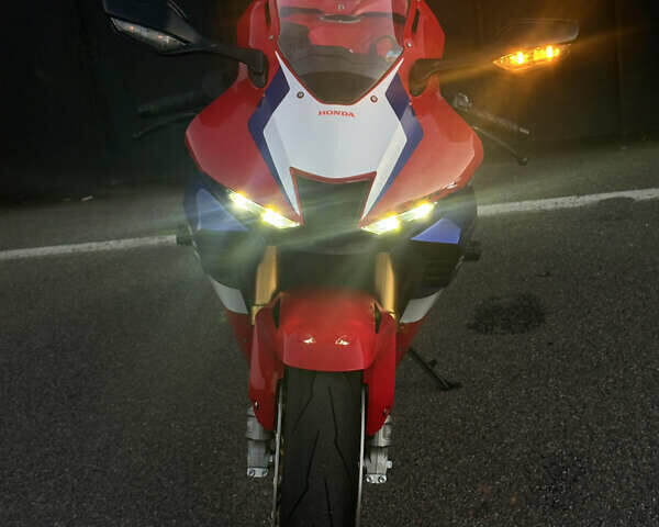 Хонда CBR 1000RR, объемом двигателя 1 л и пробегом 1 тыс. км за 26999 $, фото 4 на Automoto.ua