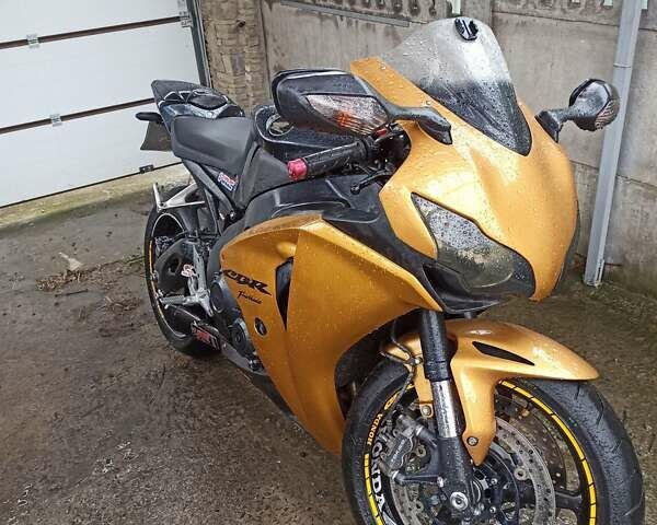 Желтый Хонда CBR 1000RR, объемом двигателя 1 л и пробегом 32 тыс. км за 7700 $, фото 2 на Automoto.ua