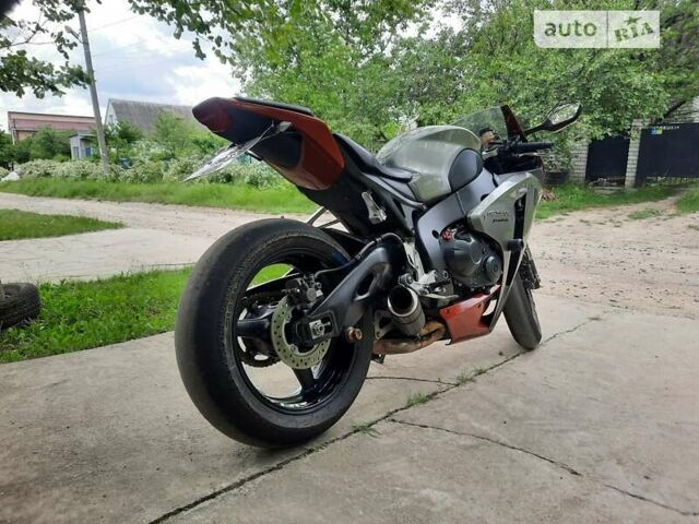 Сірий Хонда CBR 1000RR, об'ємом двигуна 0 л та пробігом 32 тис. км за 8800 $, фото 4 на Automoto.ua