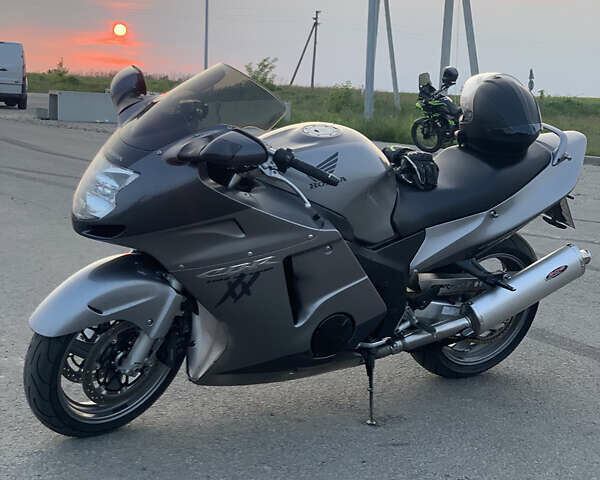 Сірий Хонда CBR 1100XX, об'ємом двигуна 1.1 л та пробігом 40 тис. км за 6800 $, фото 3 на Automoto.ua