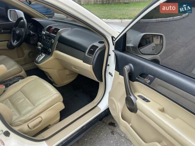 Белый Хонда СРВ, объемом двигателя 2.4 л и пробегом 241 тыс. км за 9700 $, фото 9 на Automoto.ua