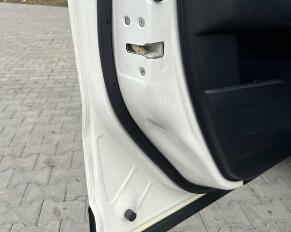 Белый Хонда СРВ, объемом двигателя 2.2 л и пробегом 159 тыс. км за 15550 $, фото 17 на Automoto.ua