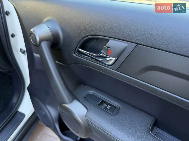 Белый Хонда СРВ, объемом двигателя 2.2 л и пробегом 219 тыс. км за 13691 $, фото 65 на Automoto.ua