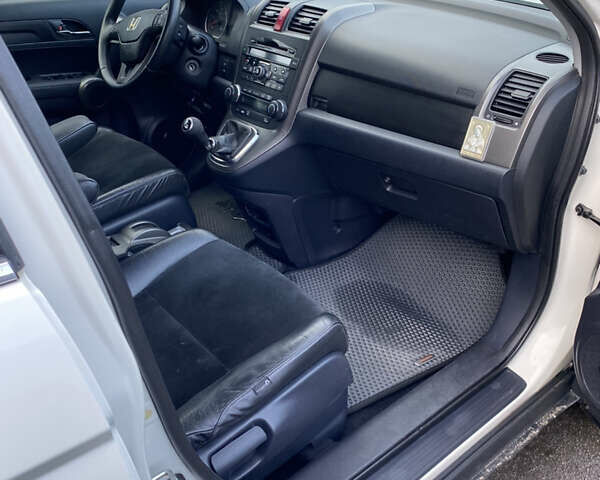 Белый Хонда СРВ, объемом двигателя 2.2 л и пробегом 296 тыс. км за 12000 $, фото 1 на Automoto.ua