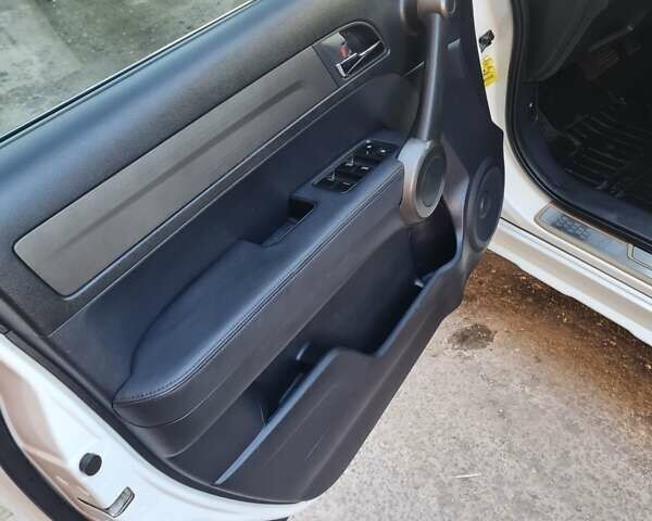 Белый Хонда СРВ, объемом двигателя 2.4 л и пробегом 290 тыс. км за 13200 $, фото 20 на Automoto.ua