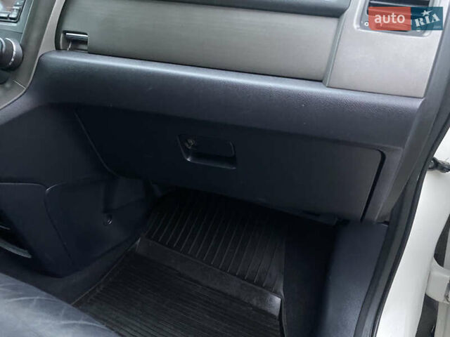 Белый Хонда СРВ, объемом двигателя 2.2 л и пробегом 185 тыс. км за 14200 $, фото 58 на Automoto.ua