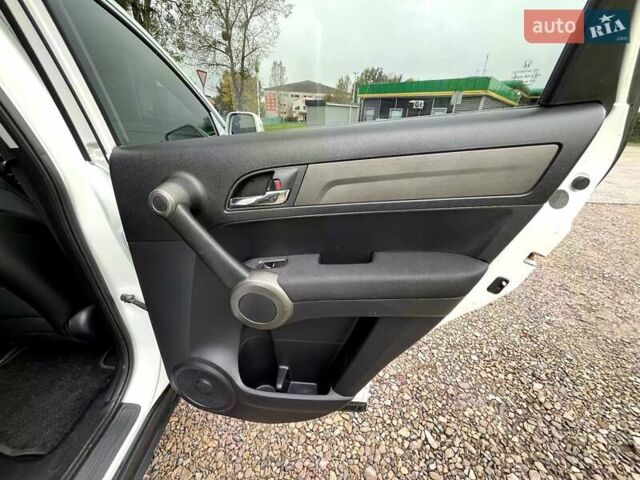 Белый Хонда СРВ, объемом двигателя 2.2 л и пробегом 212 тыс. км за 12500 $, фото 18 на Automoto.ua