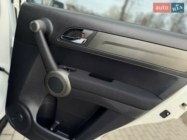 Белый Хонда СРВ, объемом двигателя 2.2 л и пробегом 177 тыс. км за 15500 $, фото 71 на Automoto.ua