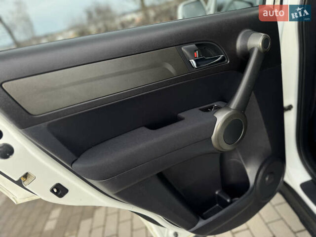 Белый Хонда СРВ, объемом двигателя 2.2 л и пробегом 177 тыс. км за 15500 $, фото 79 на Automoto.ua